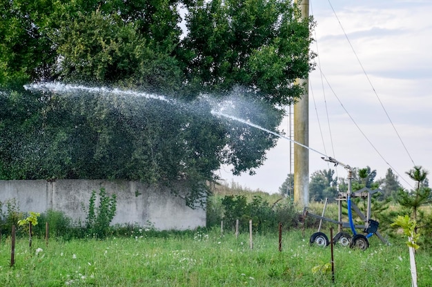 写真 灌<unk>システム 庭に水を注ぐ 公園の苗に水を供給 畑に水を補給 スプリンクラー