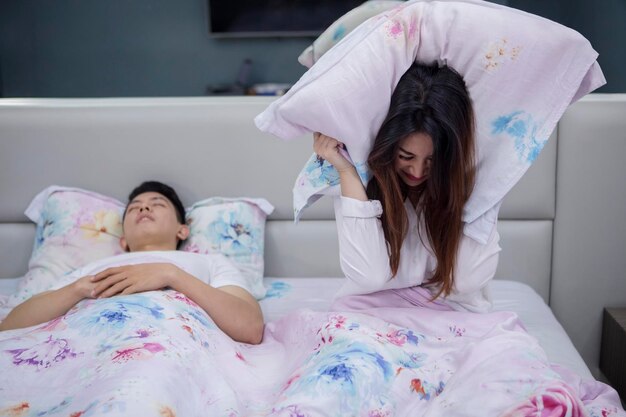 Photo irritated woman with her snoring husband