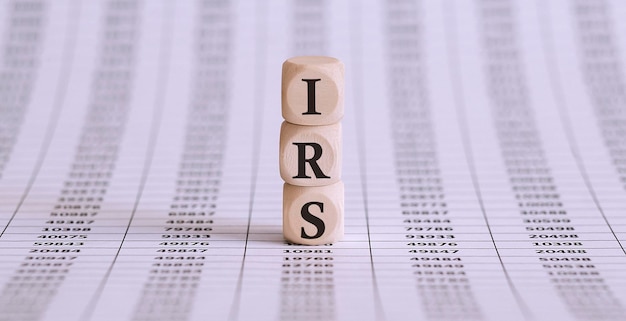 チャートの背景に木製の立方体に IRS の単語