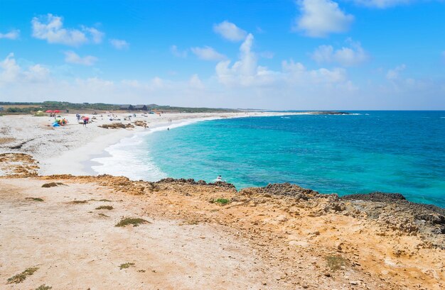 晴れた夏の日にアルタスビーチはイタリアのサルデーニャ島で撮影