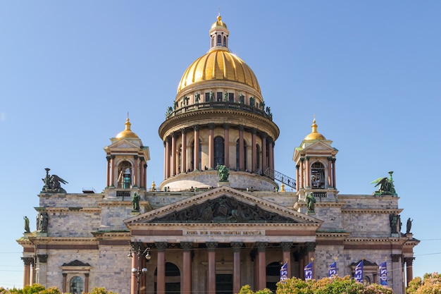 Foto cattedrale di isacco in una giornata di sole estivo. san pietroburgo, russia - 2 giugno 2021