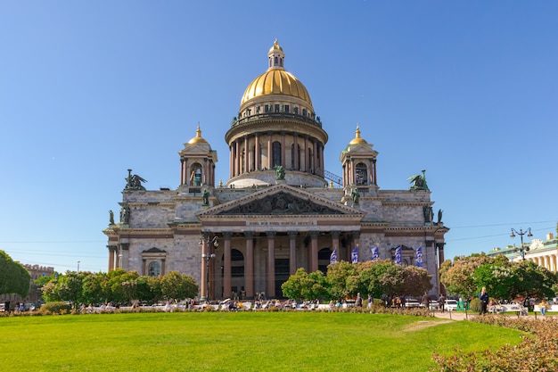 Исаакиевский собор в солнечный летний день Санкт-Петербург Россия 2 июня 2021 года