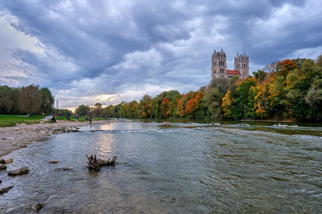 Isar river park e la chiesa di san massimiliano dal ponte reichenbach munchen baviera germania