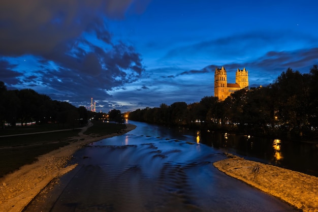 Isar rivierpark en st maximilian kerk van reichenbach brug munchen beieren duitsland