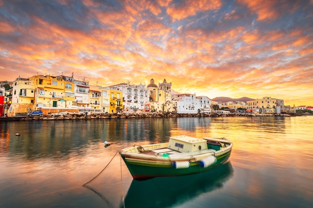 Остров Искиа Неаполь Италия на Средиземном море