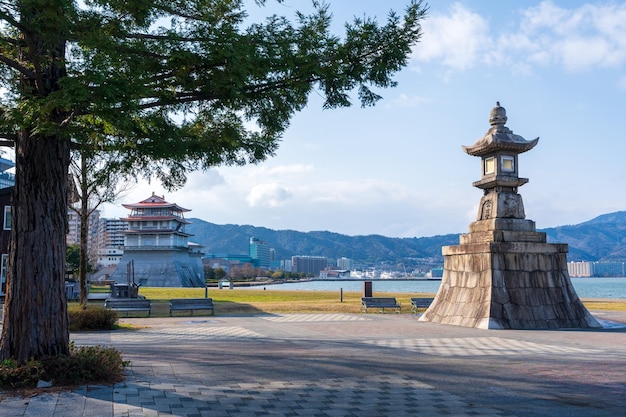 사진 일본 시가현 비와 호수 연안에 있는 이시바 츠의 야간 조명 기념비