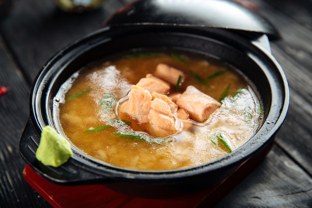 Ishikari miso soep met zalm in een zwarte kom