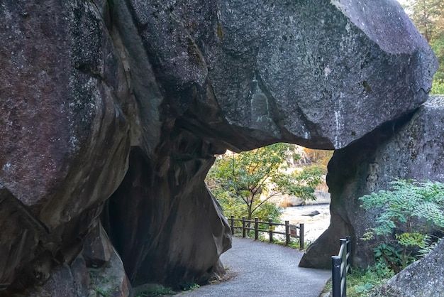 写真 イシモン ミタケ・ショセンキョ峡谷の天然花<unk>岩のアーチ付き石の扉