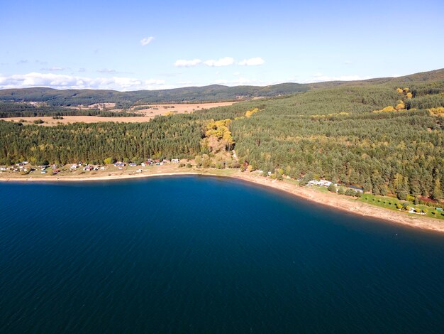 Photo iskar reservoir near city of sofia bulgaria