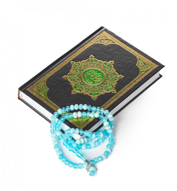 Photo islamic book holy quran and beads on withe background