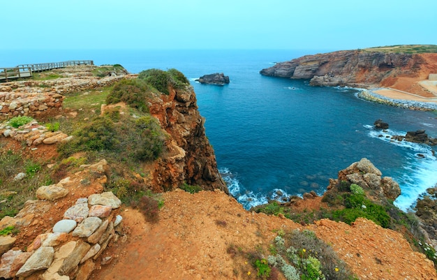 포르투갈의 Carrapateira(Aljezur)에 의해 Ponta do Castelo에 있는 이슬람 어부 정착지. 여름 대서양 바위 해안 전망(Costa Vicentina, Algarve).