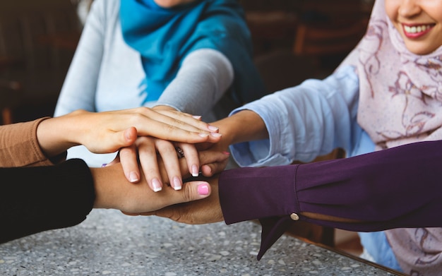 Le mani islamiche degli amici impilano per lavoro di squadra