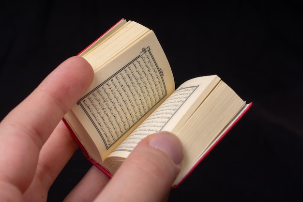 Photo islamic holy book quran in hand decorated