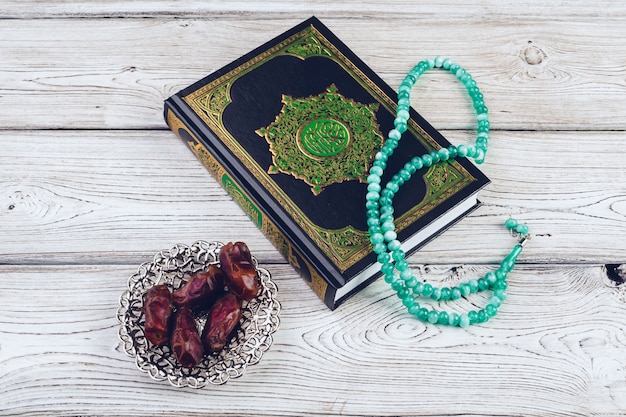 木製のテーブルにイスラムの神聖な本