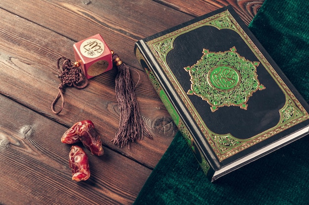 나무 테이블 위 에 있는 이슬람 성서