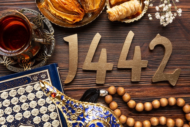 Photo islamic new year decoration with praying beads and glass of tea