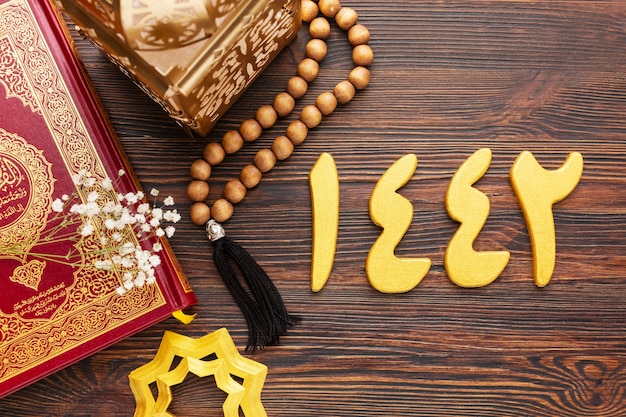 Decorazione islamica del nuovo anno con corano e perle di preghiera Foto Premium
