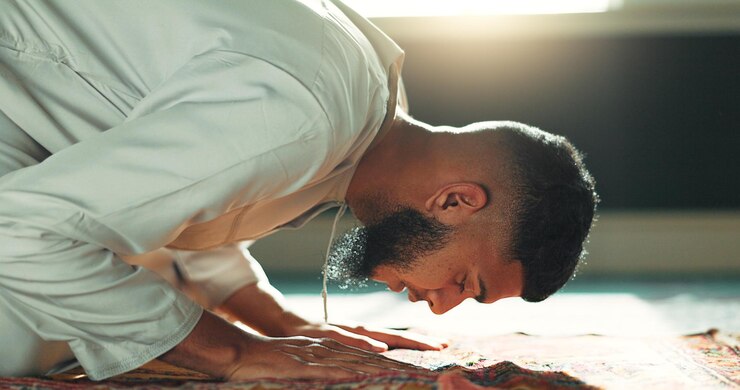 Photo islamic prayer man on mat in mosque with mindfulness love and gratitude in faith commitment worship religion and muslim person in holy temple for praise spiritual teaching and meditation peace