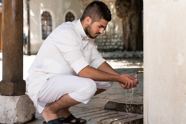 Photo islamic religious rite ceremony of ablution hand washing