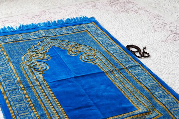 Фото Исламские символы молитвенные коврики на ковре в доме