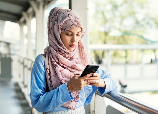 Foto messaggio islamico di texting della donna sul telefono