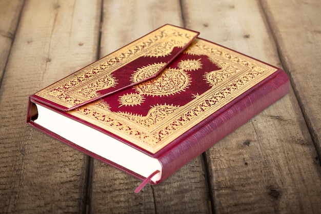 Islamitische Boek Koran op achtergrond