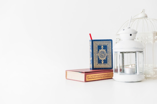 Islamitische boeken en lantaarn