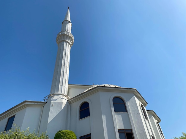 Islamitische moskee nieuwe moderne witte arabische grote moslim voor gebeden met een hoge toren