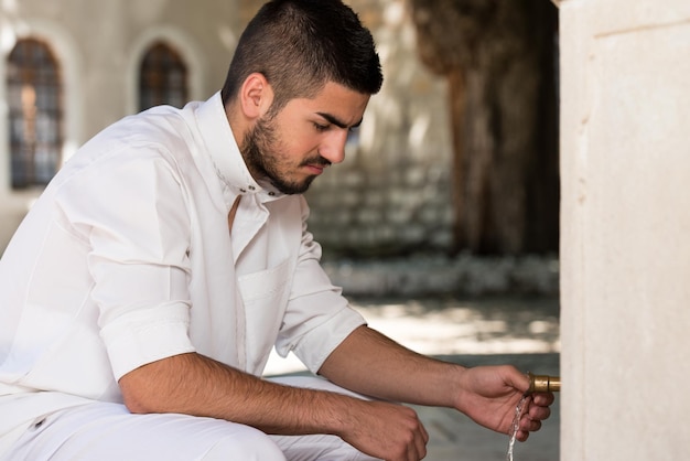 Islamitische religieuze ritusceremonie van wassing Handen wassen