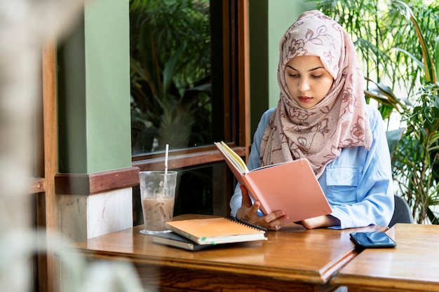 Islamitische vrouw leesboek