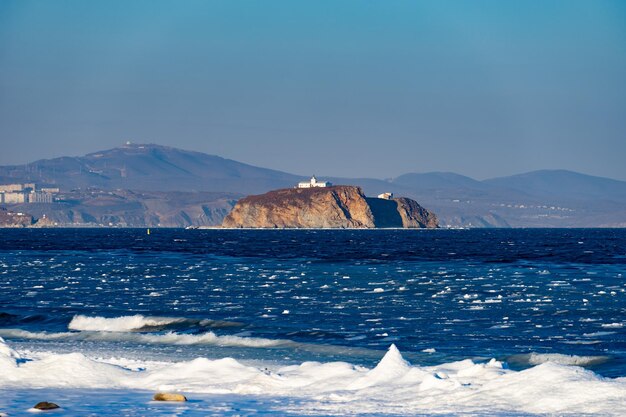 Photo island on the background of the seascape vladivostok russia