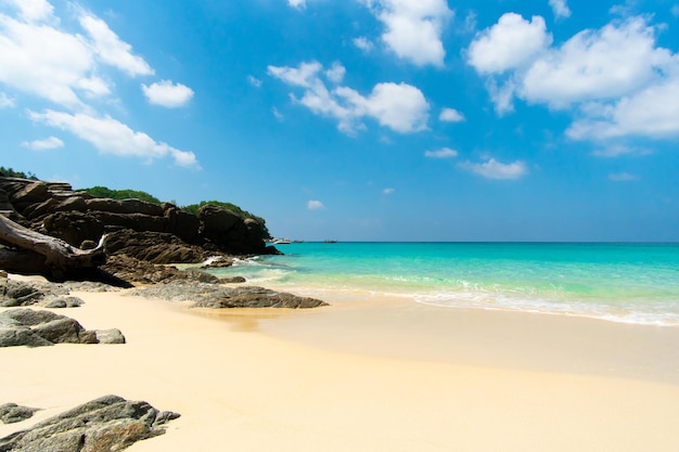 Isola spiaggia mare sabbia sole acqua onda sole chiaro nuvole cielo blu sullo sfondo