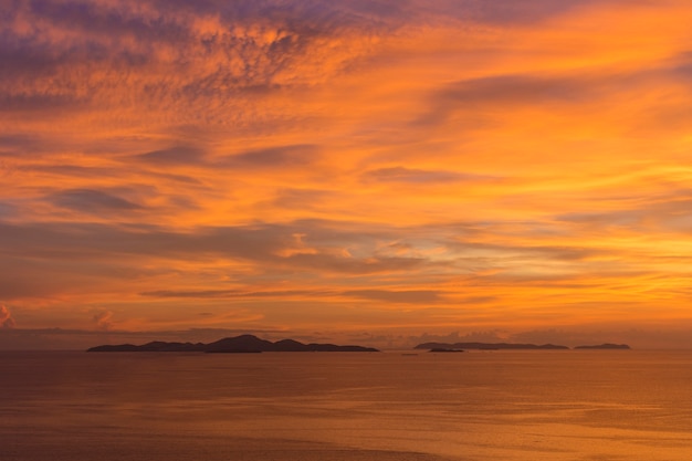 夜は島。