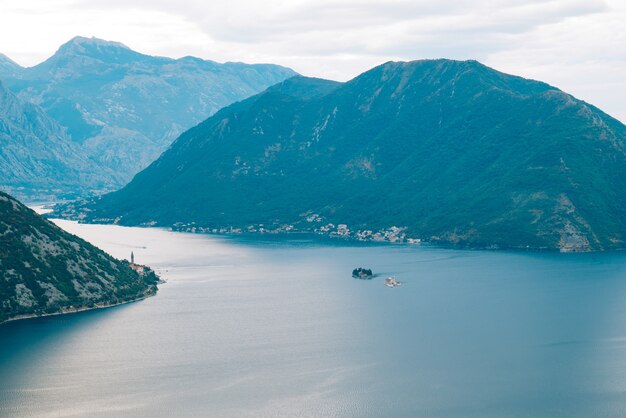 Photo the island of gospa od skrpela kotor bay montenegro