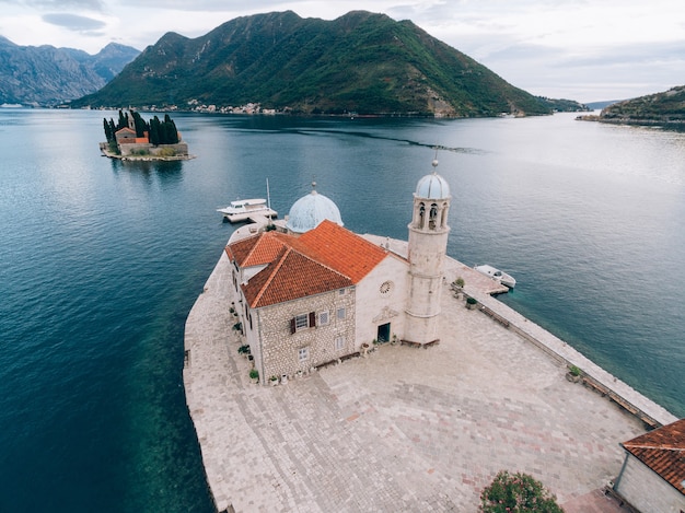 ゴスパの島odskrpjela kotor bay montenegro aerial s