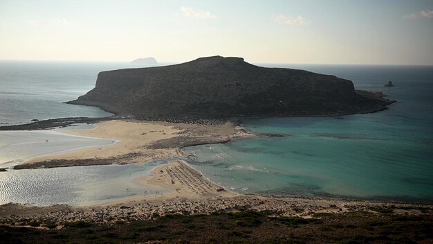 섬 Gramvousa 및 Crete 섬의 일몰에 아름다운 Balos 해변