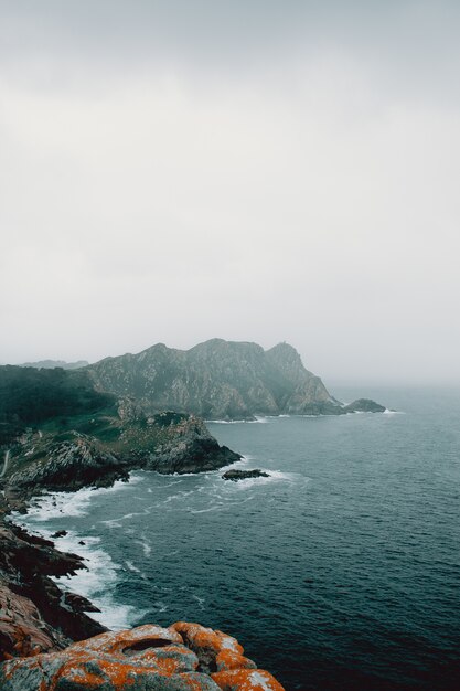 グレーの色調の島