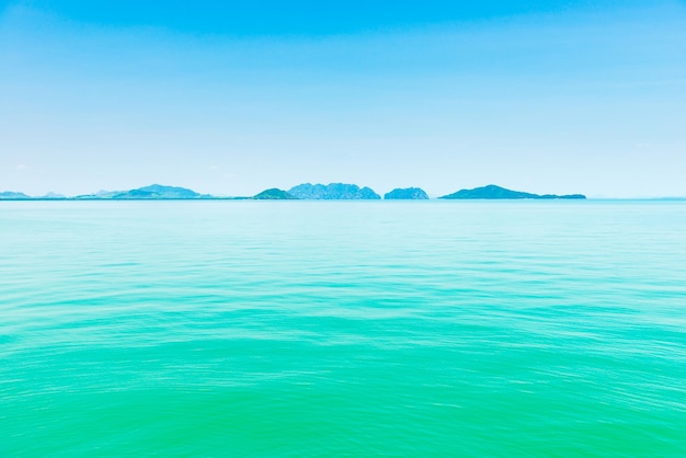 写真 青い海の島