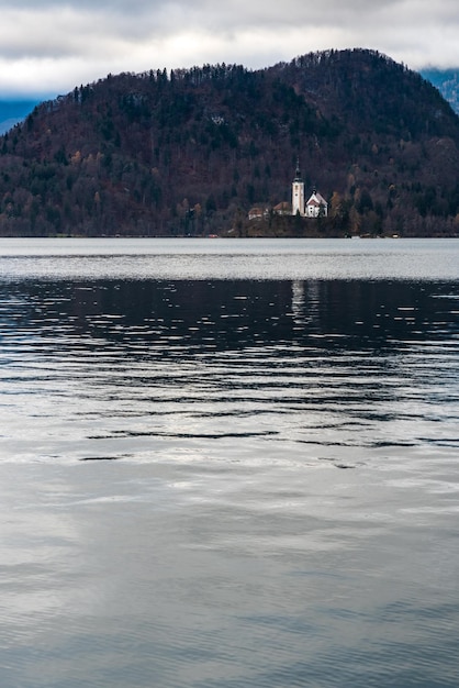 Photo island in lake bled dreamlike atmosphere for the church of s maria assunta slovenia