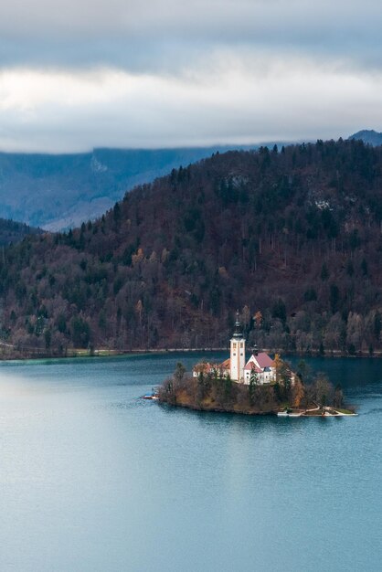 Photo island in lake bled dreamlike atmosphere for the church of s maria assunta slovenia