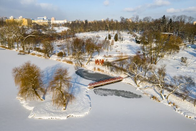 冬のロシツキー公園に橋がある湖の島。ベラルーシ、ミンスク東ヨーロッパ