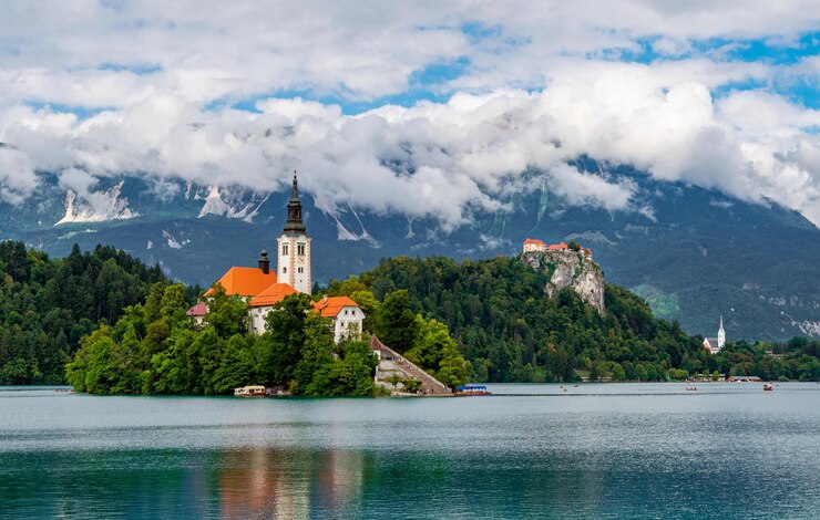 Photo island monastery in the middle of the lake bled