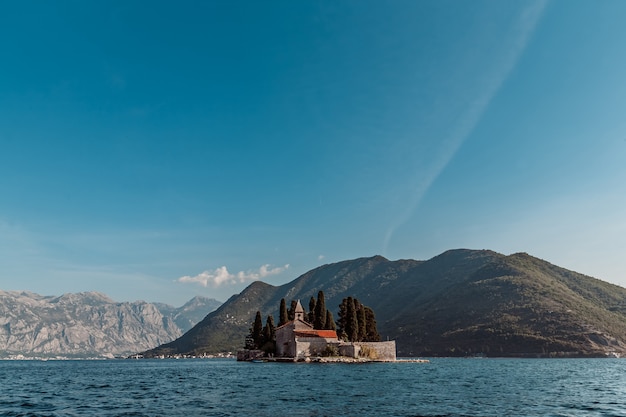 Foto isola vicino al villaggio di perast. montenegro