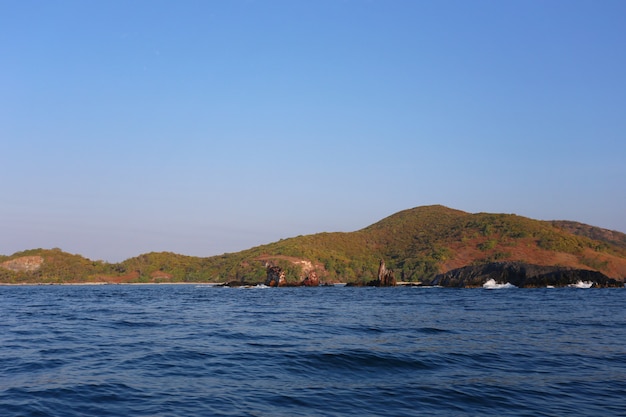 海と明るい空の島。