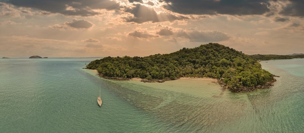 스노클링을 위한 관광 명소인 코 와이 코 창 뜨랏(Koh Wai Koh Chang Trat) 드론으로 찍은 태국 해안 가까이에서 위에서 본 섬 전망