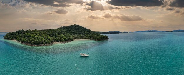 Vista dell'isola dall'alto vicino alla costa della thailandia ripresa da un drone koh wai koh chang trat un'attrazione turistica per lo snorkeling