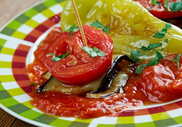 Islim KebabÃ„Â± - Turkse kofte gewikkeld in plakken aubergine en gebakken in tomatensaus