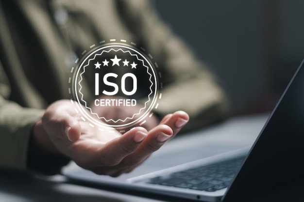 ISO-normen kwaliteitscontrole Bedrijfsman gebruikt laptop met kwaliteitsbeveiliging met vijf sterren of garandeert product ISO-standaardcertificering Moderne ISO-banner