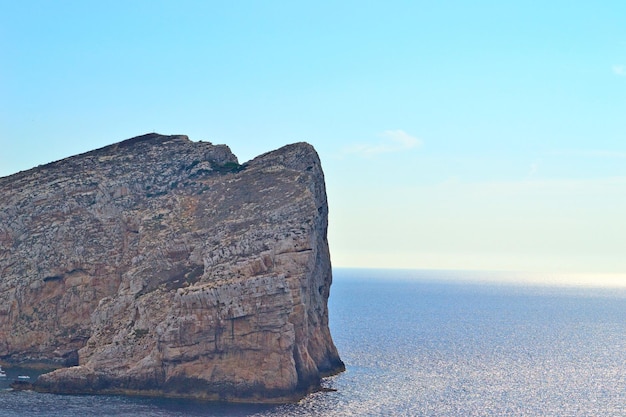 Foto isola piana sul paesaggio marino di capo caccia