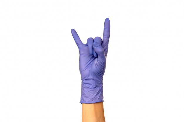 흰색 배경에 라일락 고무 장갑에 두 손가락을 보여주는 여자의 손을 분리합니다. 흔들리는 소리 나 뿔. 외과 의사 또는 청소 요리사의 성공적인 작업의 개념
